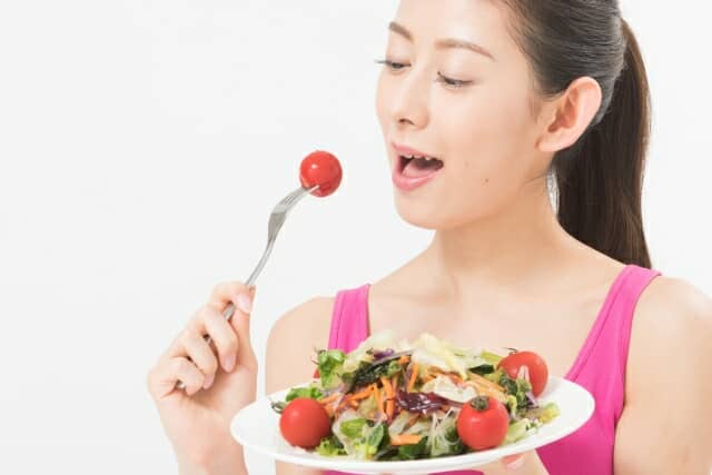 サラダを食べる健康的な女性